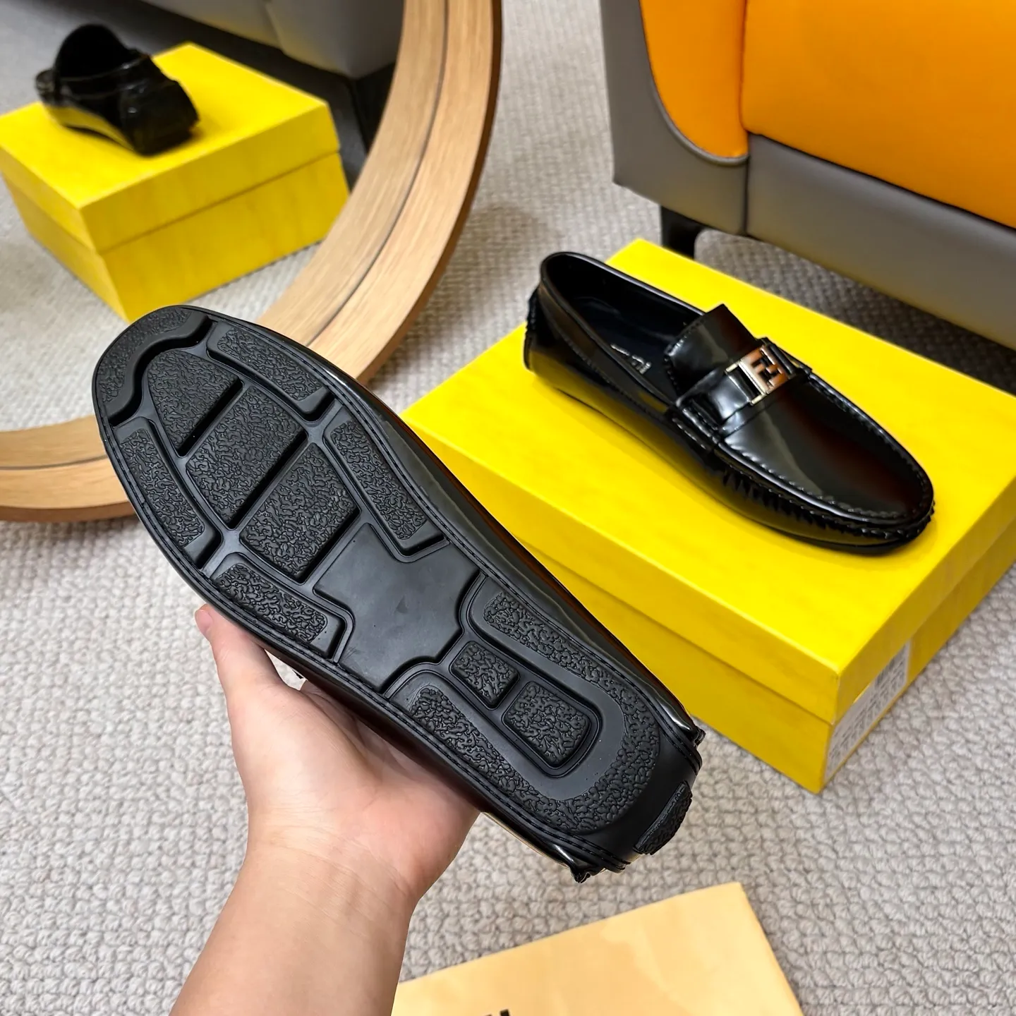 Men's shoes 💰420 [FENDI Fendi] 2⃣️0⃣️2⃣️5️⃣New Milan men's fashion lazy catwalk style ✅ fashionable casual beanie shoes, imported calfskin fabric, super smooth texture, sweat-absorbent and breathable, (sheepskin lining). Metal LOGO on the shoe body, Medusa avatar, irregular avatar, high-end craftsmanship logo✅ French Loft set foot design style 👟Low-key and elegant, great on-foot effect... Men's shoe size: 38-46 (4-12)